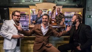 Ein Gruppenfoto von BB and the Blues Shacks in einer Bar.