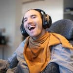 Ein Portrait von einem Teilnehmer der freundlich lächelt.