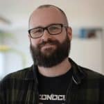 Ein Portrait von einen Kollegen der Freundlich grinst.