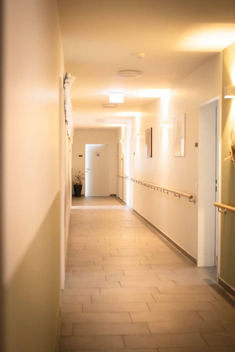 Langer heller Flur mit Türen und Tageslicht.