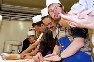 Ein Foto von einem Backkurs der vom Freizeitclub Organisiert wurde.