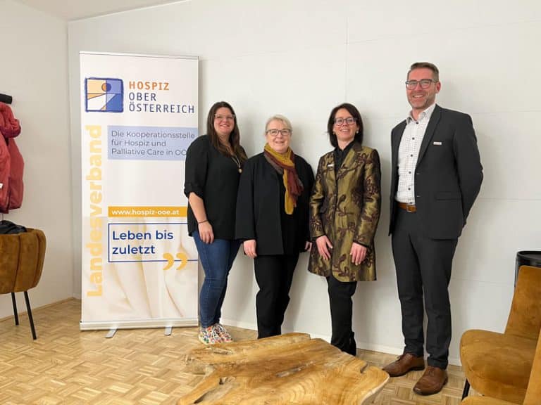 Ein Gruppenfoto mit der Hospiz Oberösterreich