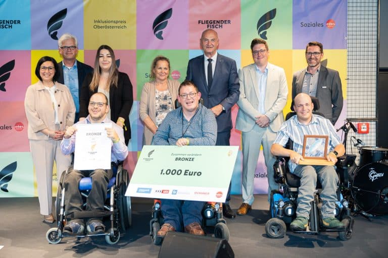 Ein Gruppenfoto vom Inklusionspreis der von Land OÖ verliehen wurde