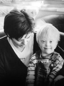 Ein Kind und seine Mutter sitzen zusammen.