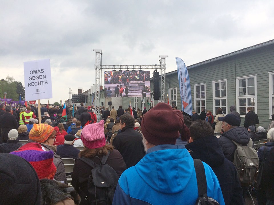 Ein Bildschirm verfogt die Demonstration in Mauthausen.