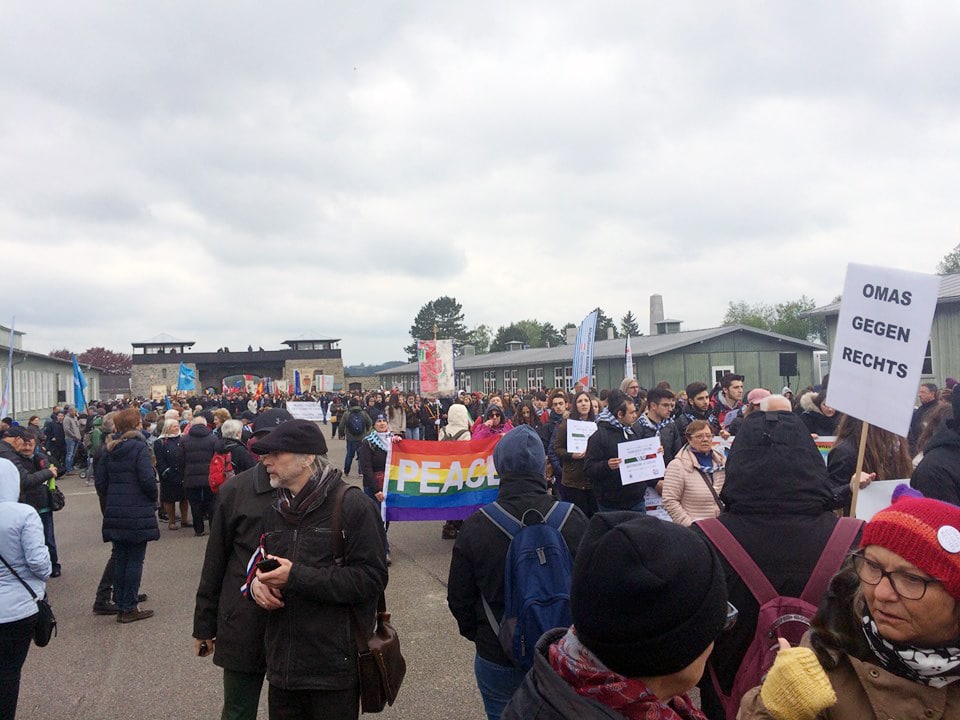 Eine Demonstration im KZ Mauthausen. Viele Schilder werden hochgehalten.