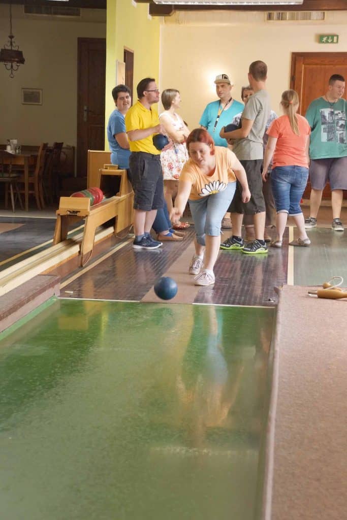Ein Mädchen ist am Bowlen