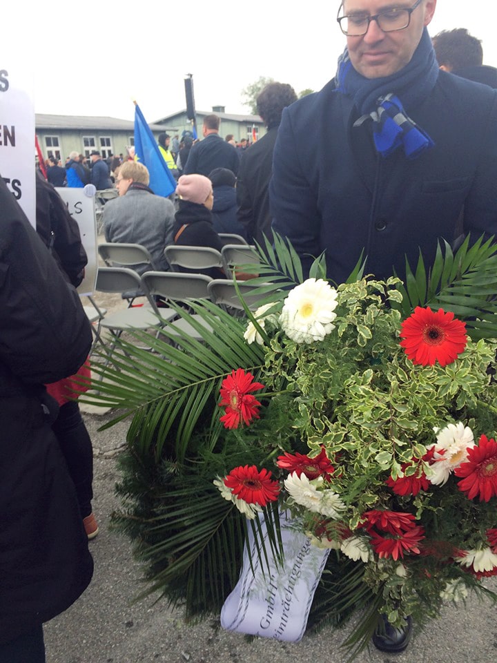 Gerald hält einen Strauß Blumen in der Hand.