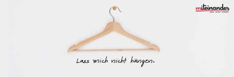 Ein Bild von einem Kleiderhaken mit dem Schriftzug: Lass mich nicht hängen.
