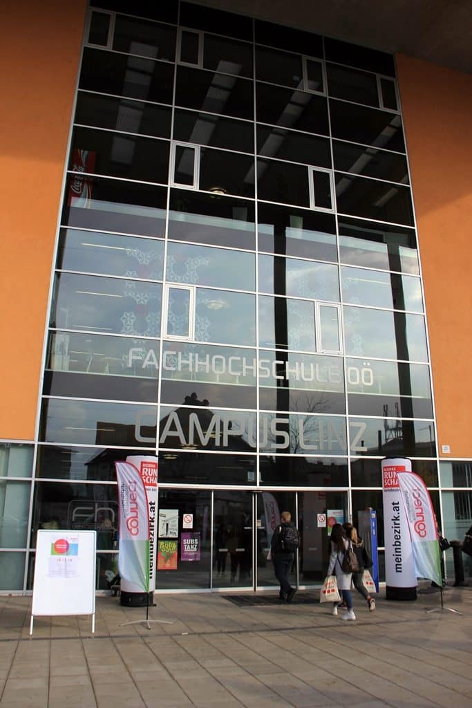 Ein FOto vom Eingang der Fachhochschule OÖ Campus Linz.