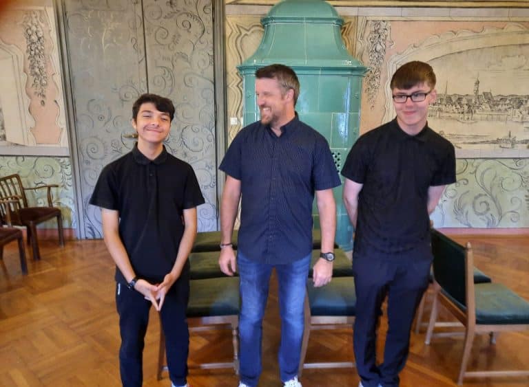 Ein Bild mit zwei AFit Teilnehmer mit dem Vizebürgermeister von Schärding.