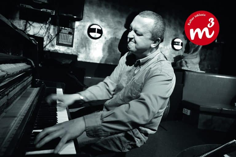 Der Jazz-Pianist Najponk während er mit geschlossenen Augen das Klavier spielt.