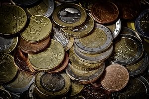 Ein Bild von 2€, 1€ und 50cent Münzen.