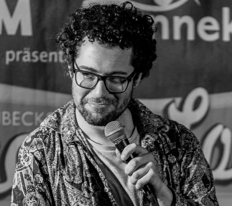 Ein Bild von David Stockenreiter mit einem Mikrophon.