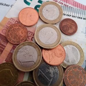 Münzen liegen auf Geldscheine.