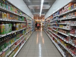Ein Foto von einem Gang im Supermarkt.