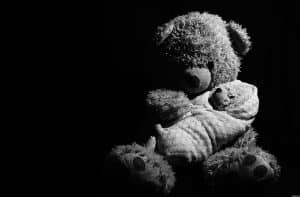 Ein dunkles Foto von einem Teddybären