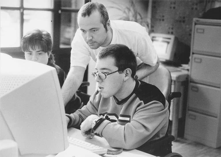 Eine Schwarzweiß-Original- Aufnahme von Teilnehmer*innen an Röhren-PCs.