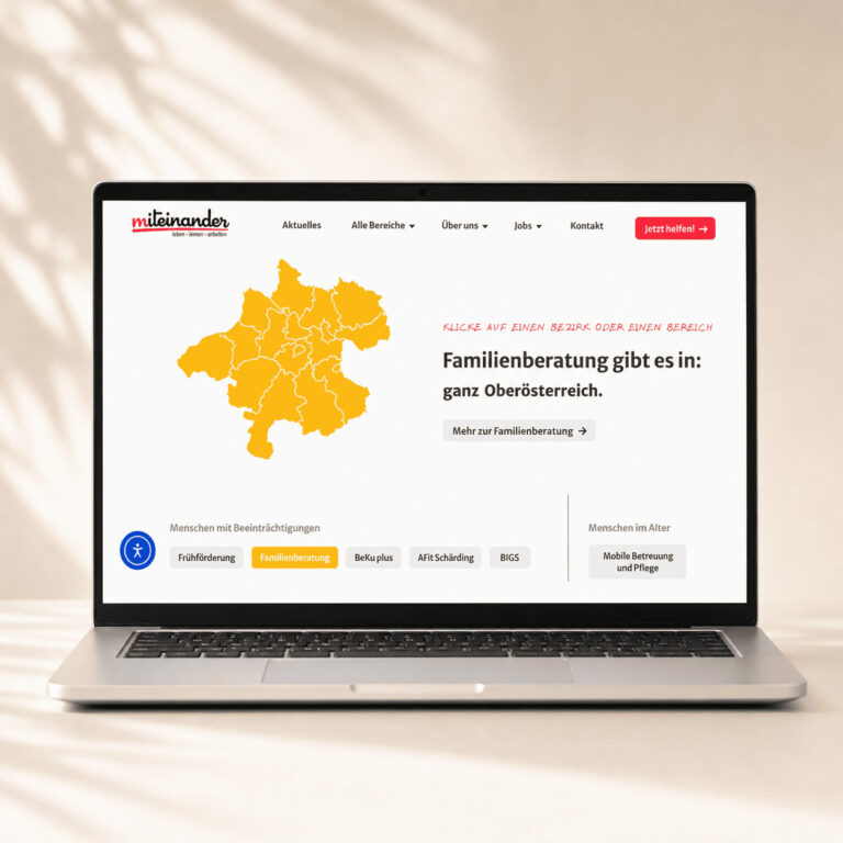 Ein Laptop mit einer Vorschau der Bereichskarte. Man sieht die Familienberatung ist in ganz Oberösterreich vertreten.